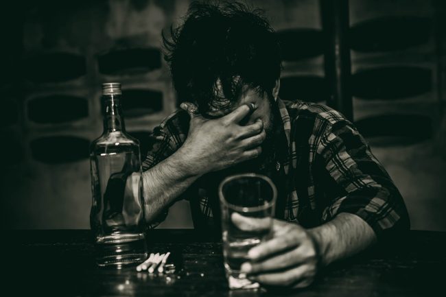 ¿Qué es y que efectos produce la adicción al alcohol?